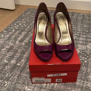 Valentino purple patent leather open toe pumps.  Small platform. Gold bottoms